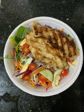 Salada com frango grelhado