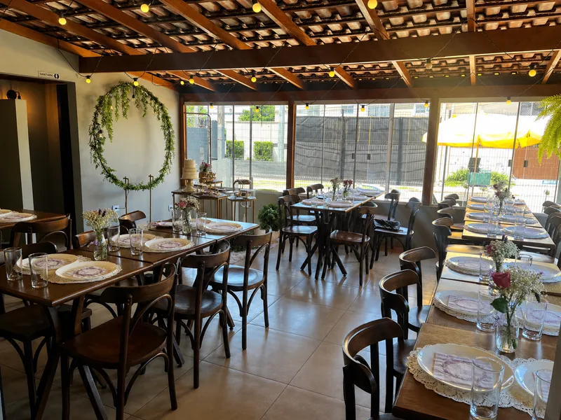 Mesa preparada para evento